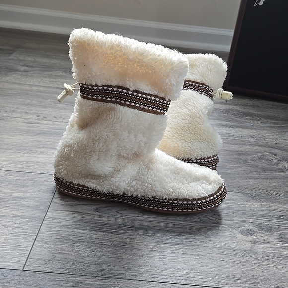 Cozy Cream Faux Fur Boots - Picture 8 of 9